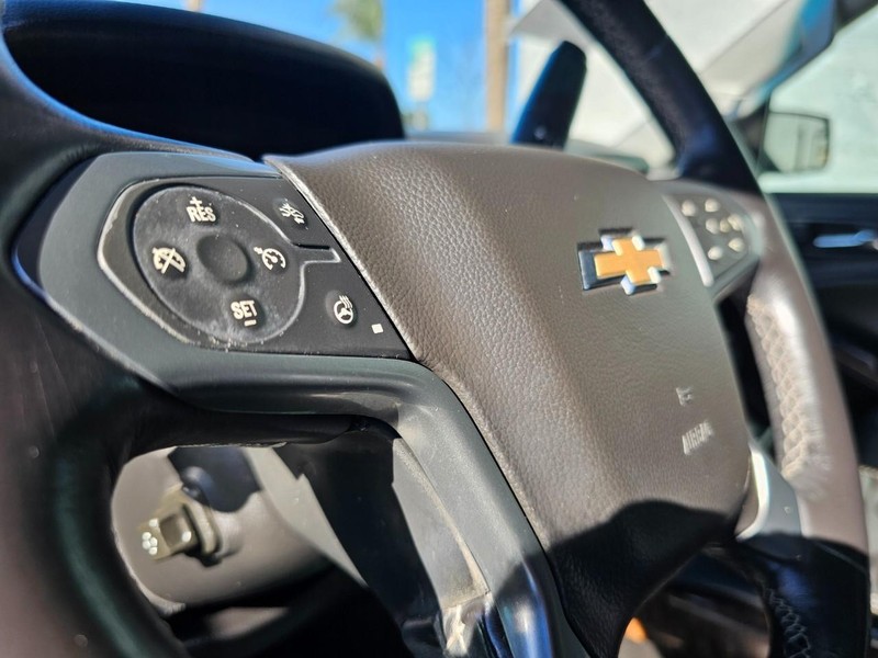 Chevrolet Suburban Vehicle Full-screen Gallery Image 13