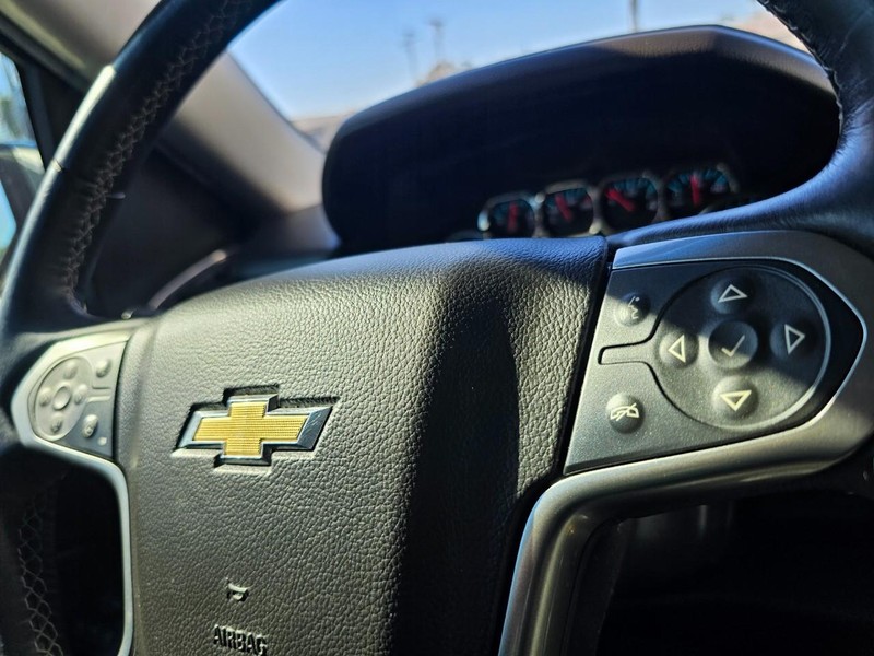 Chevrolet Suburban Vehicle Full-screen Gallery Image 14