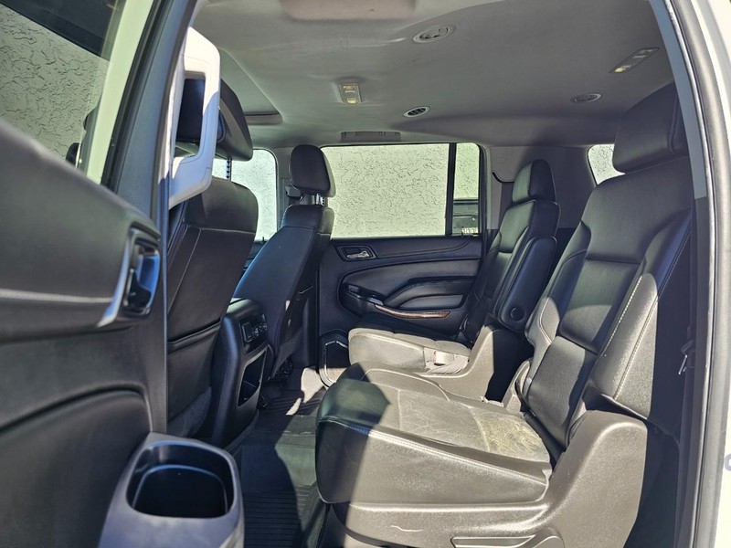 Chevrolet Suburban Vehicle Full-screen Gallery Image 16