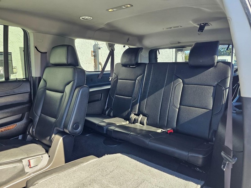 Chevrolet Suburban Vehicle Full-screen Gallery Image 17