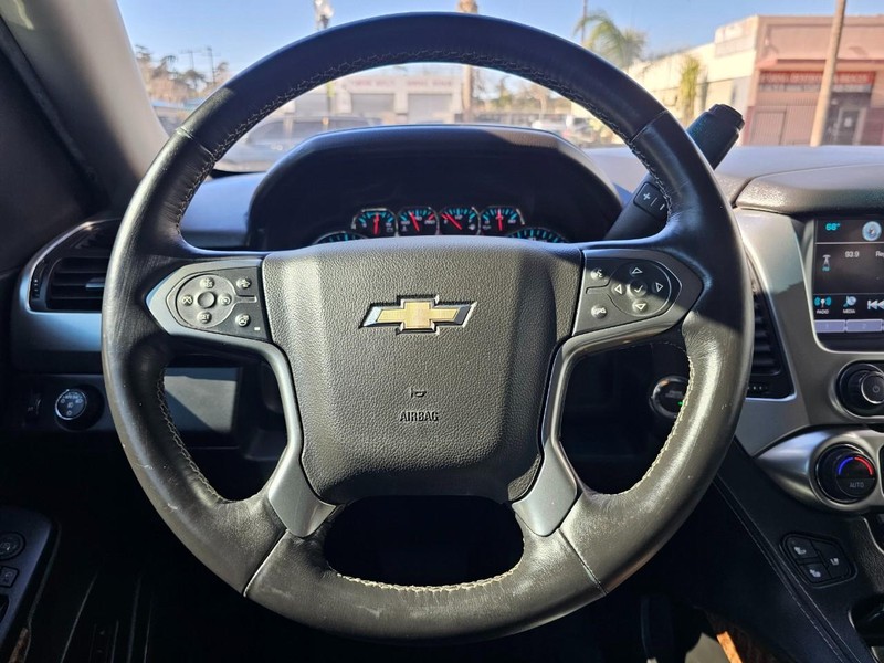 Chevrolet Suburban Vehicle Full-screen Gallery Image 19