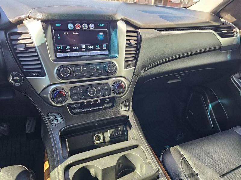 Chevrolet Suburban Vehicle Full-screen Gallery Image 21