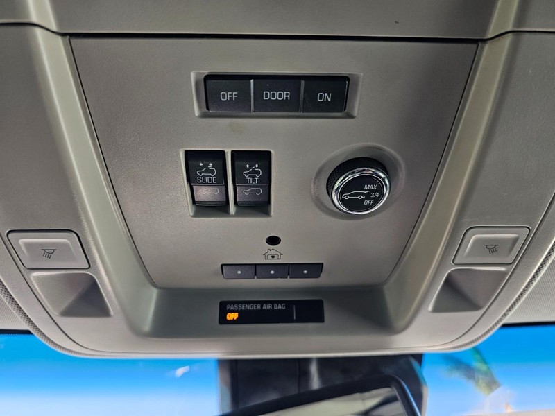 Chevrolet Suburban Vehicle Full-screen Gallery Image 24