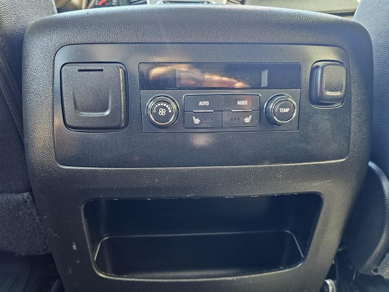 Chevrolet Suburban Vehicle Full-screen Gallery Image 25