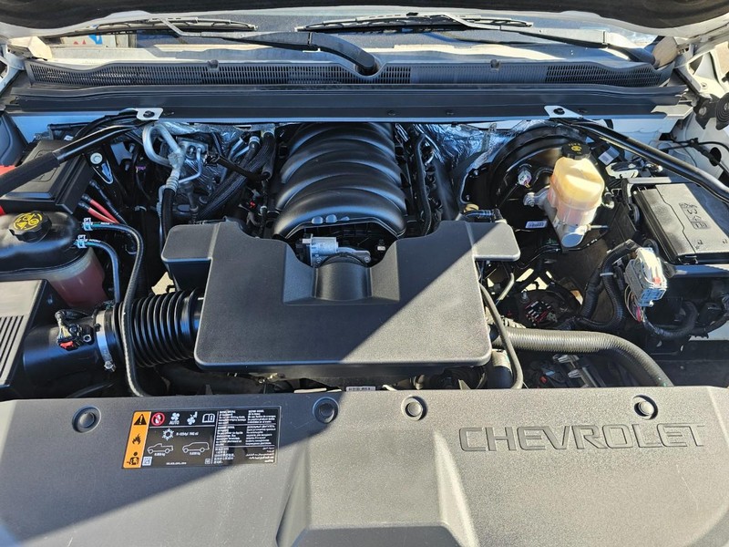 Chevrolet Suburban Vehicle Full-screen Gallery Image 28