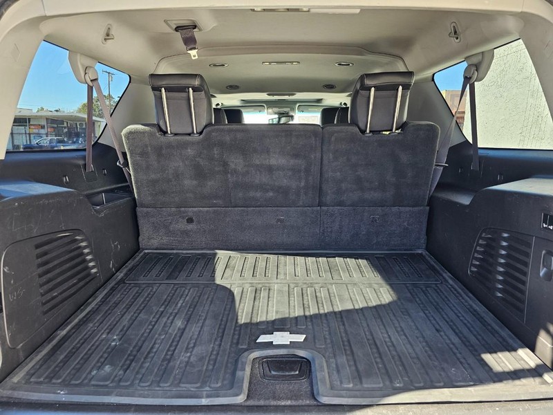 Chevrolet Suburban Vehicle Full-screen Gallery Image 29