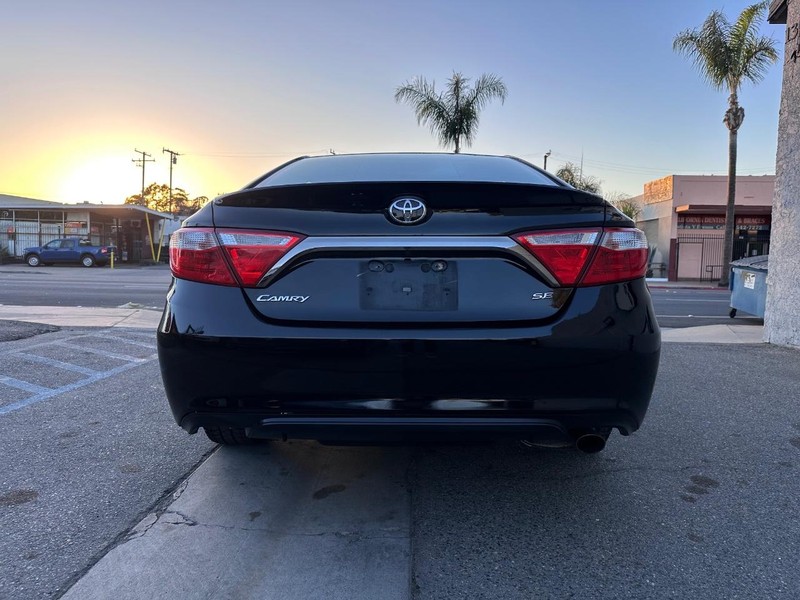 Toyota Camry Vehicle Full-screen Gallery Image 4