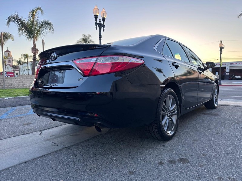 Toyota Camry Vehicle Full-screen Gallery Image 5