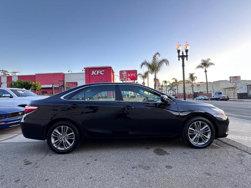 Toyota Camry Vehicle Full-screen Gallery Image 6