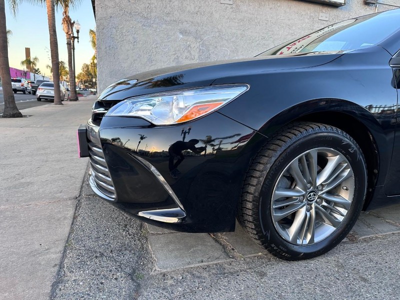 Toyota Camry Vehicle Full-screen Gallery Image 9