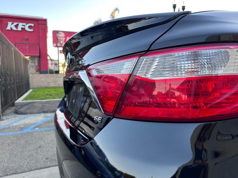Toyota Camry Vehicle Full-screen Gallery Image 10