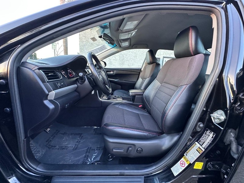 Toyota Camry Vehicle Full-screen Gallery Image 12