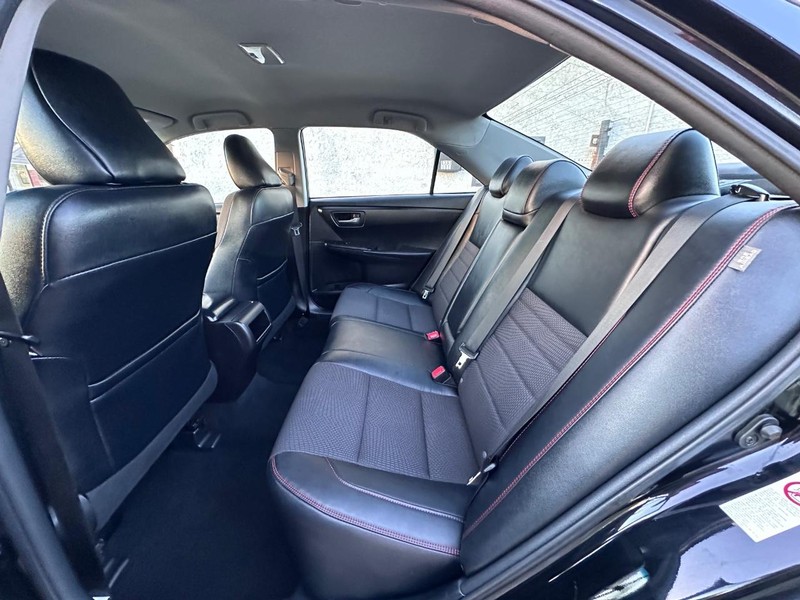 Toyota Camry Vehicle Full-screen Gallery Image 13