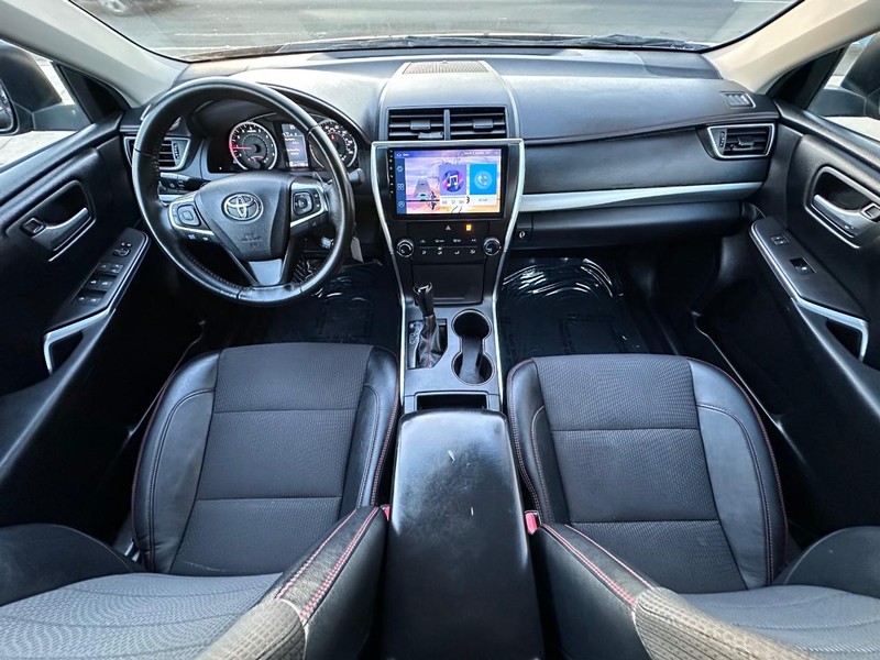 Toyota Camry Vehicle Full-screen Gallery Image 14