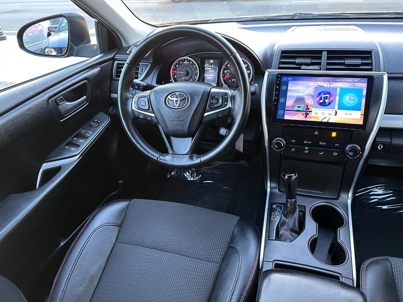 Toyota Camry Vehicle Full-screen Gallery Image 15