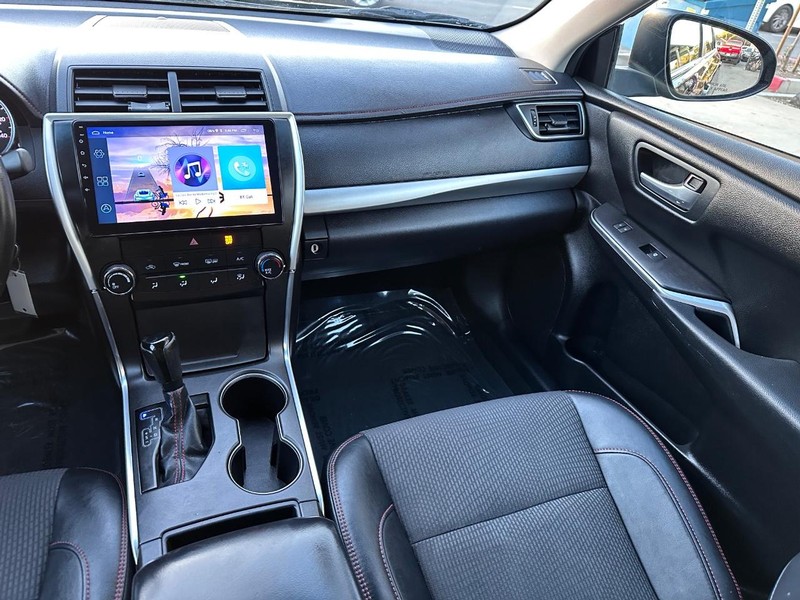 Toyota Camry Vehicle Full-screen Gallery Image 16