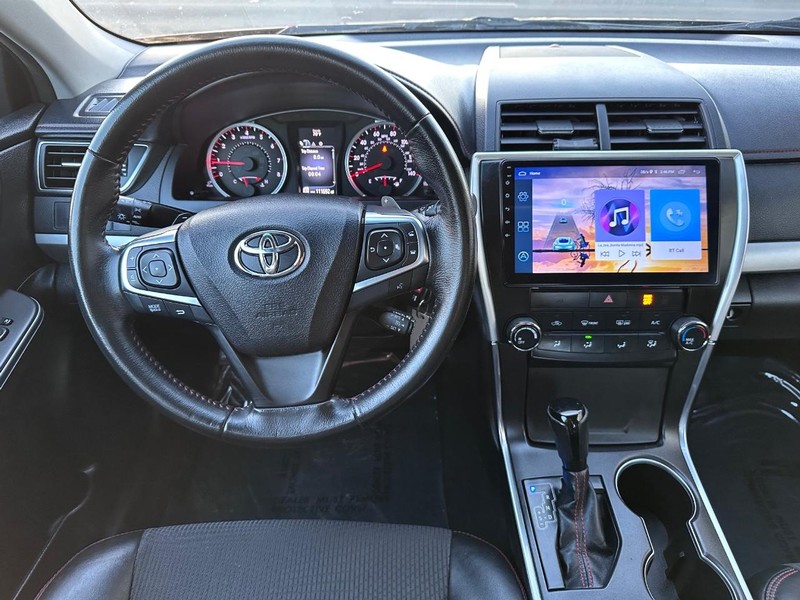 Toyota Camry Vehicle Full-screen Gallery Image 17