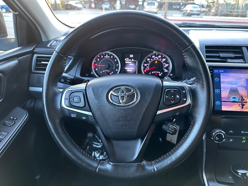 Toyota Camry Vehicle Full-screen Gallery Image 18