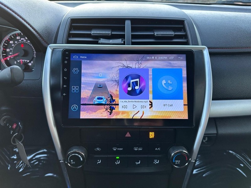 Toyota Camry Vehicle Full-screen Gallery Image 19