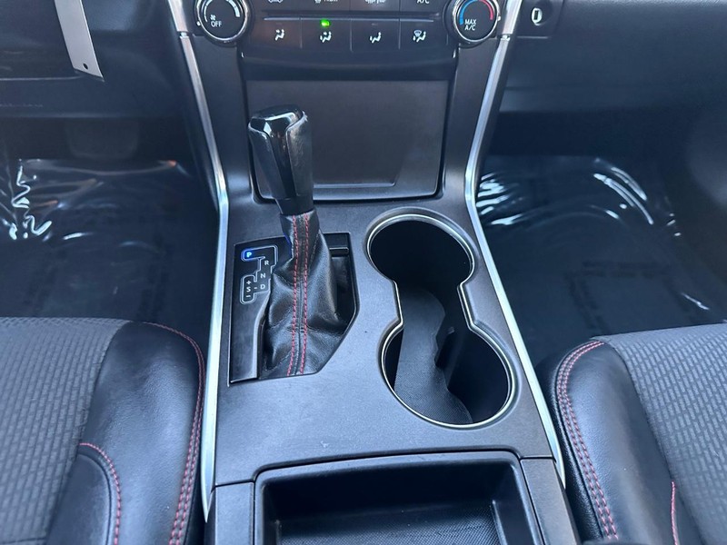 Toyota Camry Vehicle Full-screen Gallery Image 20