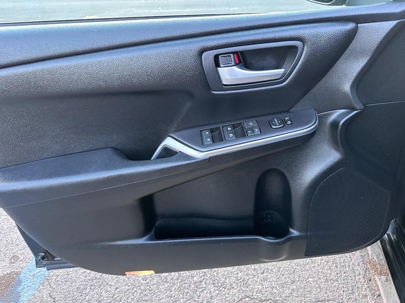 Toyota Camry Vehicle Full-screen Gallery Image 21