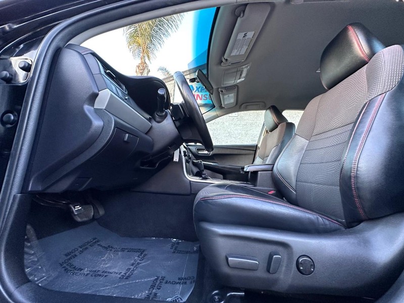 Toyota Camry Vehicle Full-screen Gallery Image 22