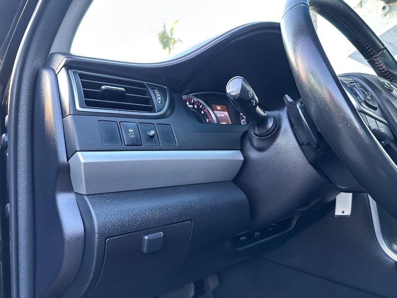 Toyota Camry Vehicle Full-screen Gallery Image 23