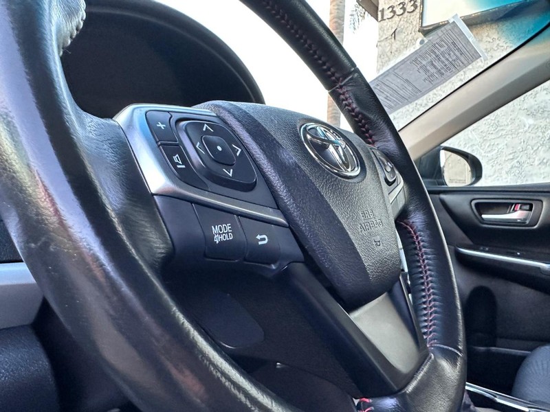 Toyota Camry Vehicle Full-screen Gallery Image 24