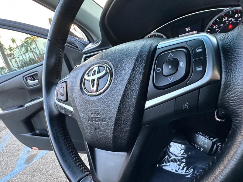 Toyota Camry Vehicle Full-screen Gallery Image 25