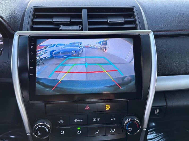Toyota Camry Vehicle Full-screen Gallery Image 26