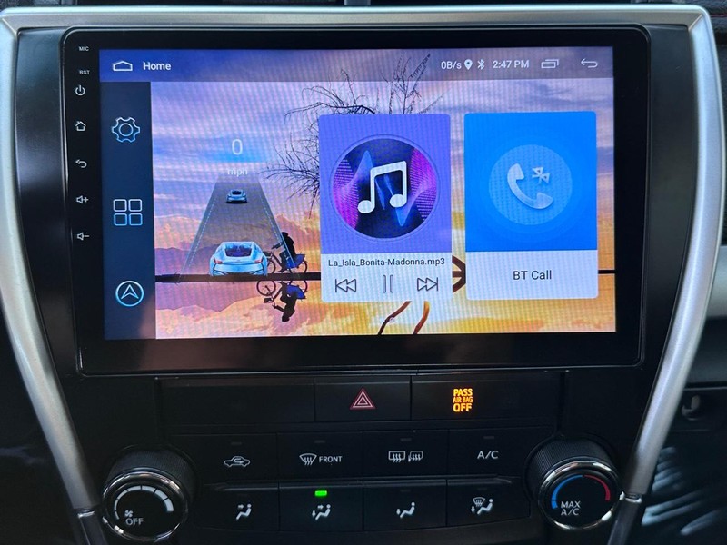 Toyota Camry Vehicle Full-screen Gallery Image 27