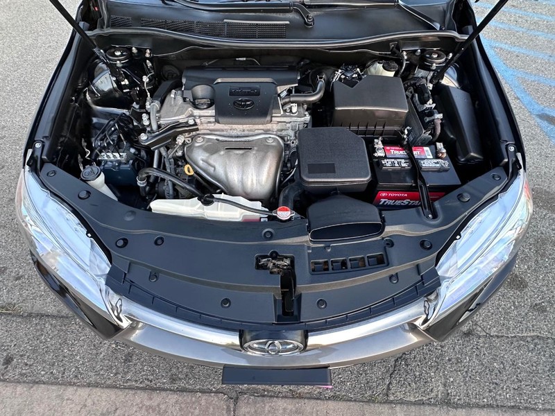 Toyota Camry Vehicle Full-screen Gallery Image 29