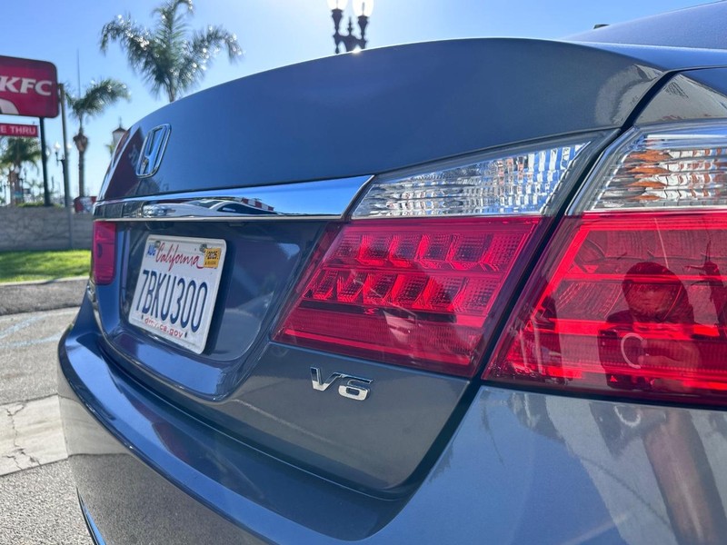 Honda Accord Sedan Vehicle Full-screen Gallery Image 10