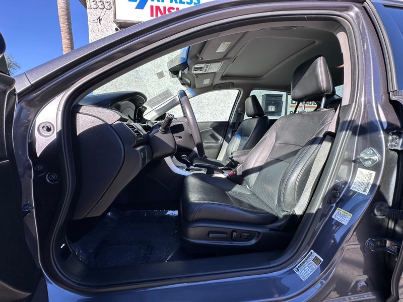 Honda Accord Sedan Vehicle Full-screen Gallery Image 11