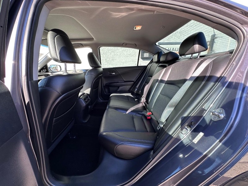 Honda Accord Sedan Vehicle Full-screen Gallery Image 12