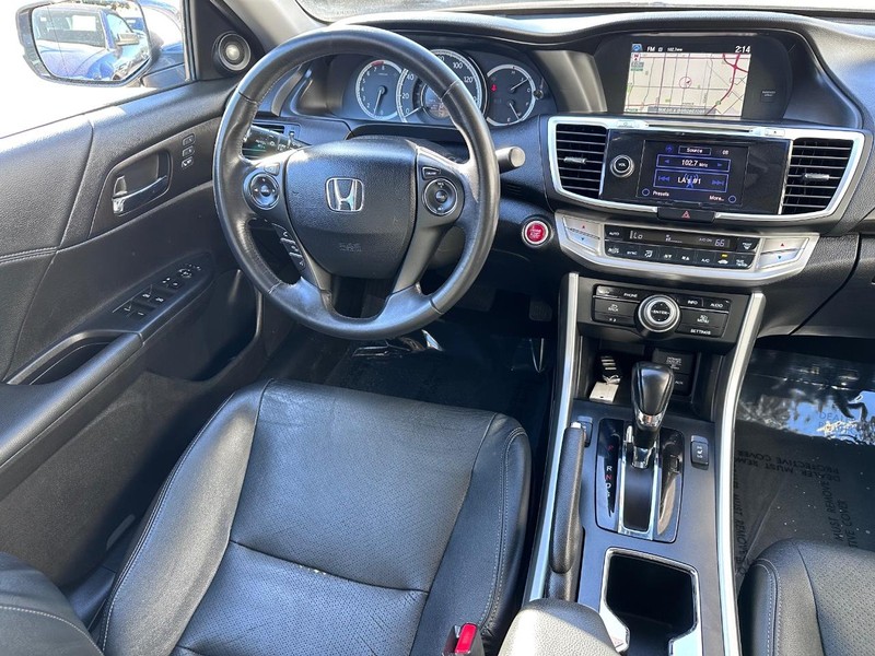 Honda Accord Sedan Vehicle Full-screen Gallery Image 14