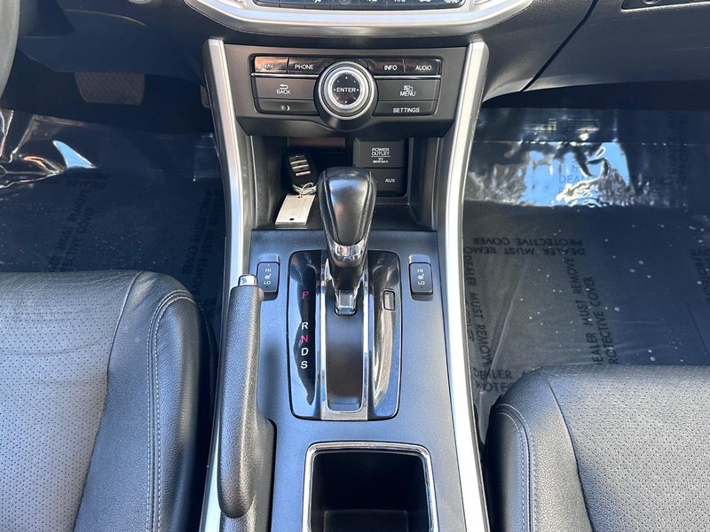 Honda Accord Sedan Vehicle Full-screen Gallery Image 19