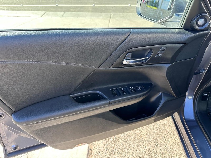 Honda Accord Sedan Vehicle Full-screen Gallery Image 20