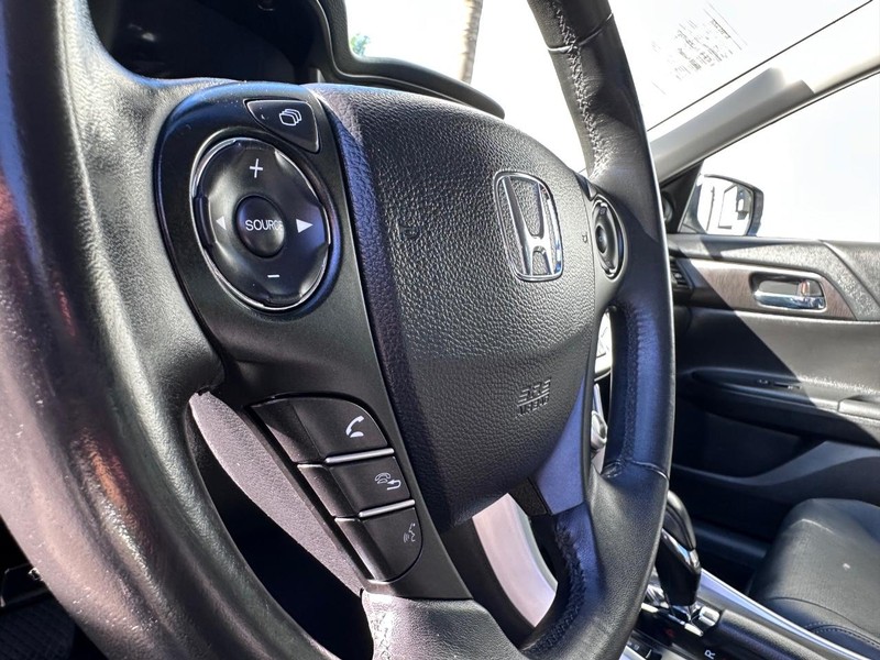 Honda Accord Sedan Vehicle Full-screen Gallery Image 23