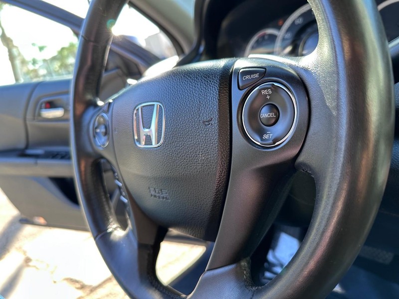 Honda Accord Sedan Vehicle Full-screen Gallery Image 24