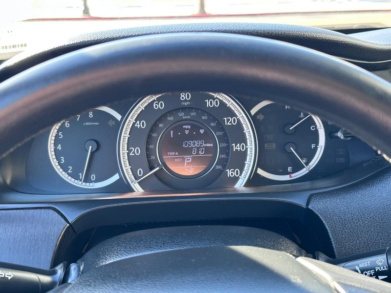 Honda Accord Sedan Vehicle Full-screen Gallery Image 26