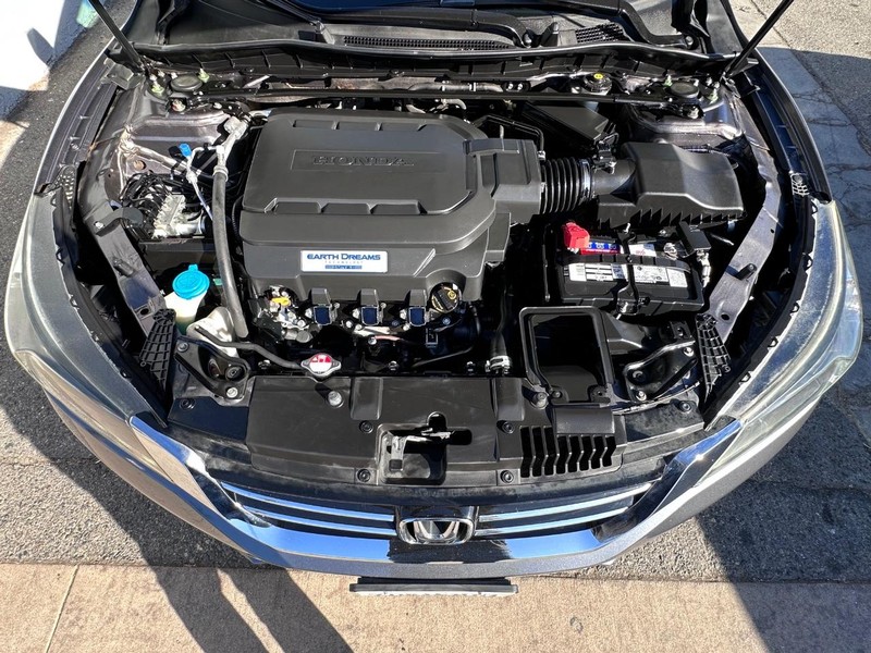 Honda Accord Sedan Vehicle Full-screen Gallery Image 27