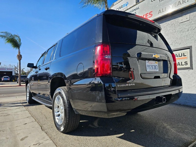 Chevrolet Suburban Vehicle Full-screen Gallery Image 3