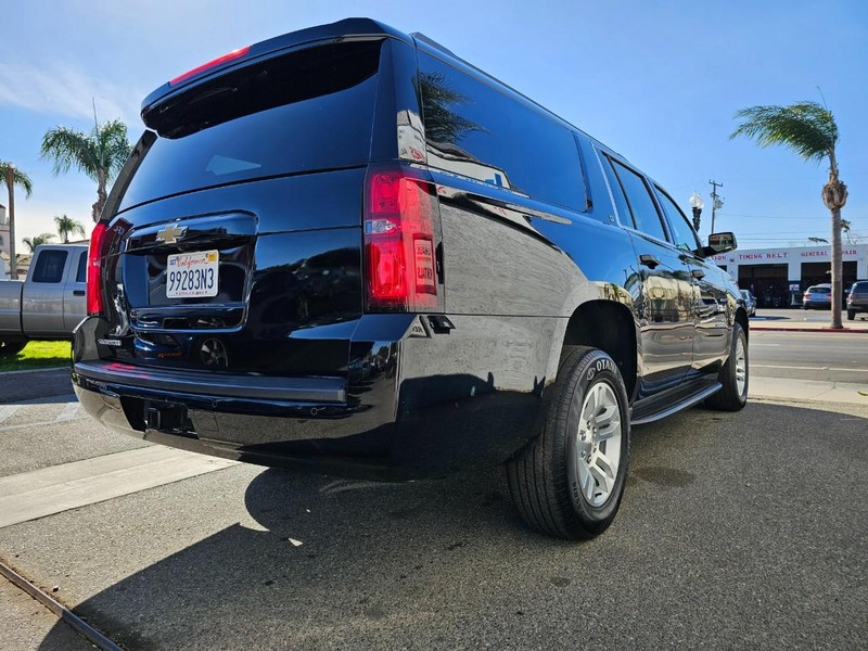 Chevrolet Suburban Vehicle Full-screen Gallery Image 5
