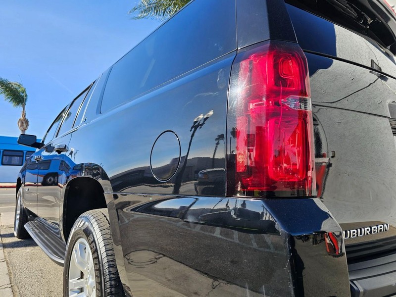 Chevrolet Suburban Vehicle Full-screen Gallery Image 10