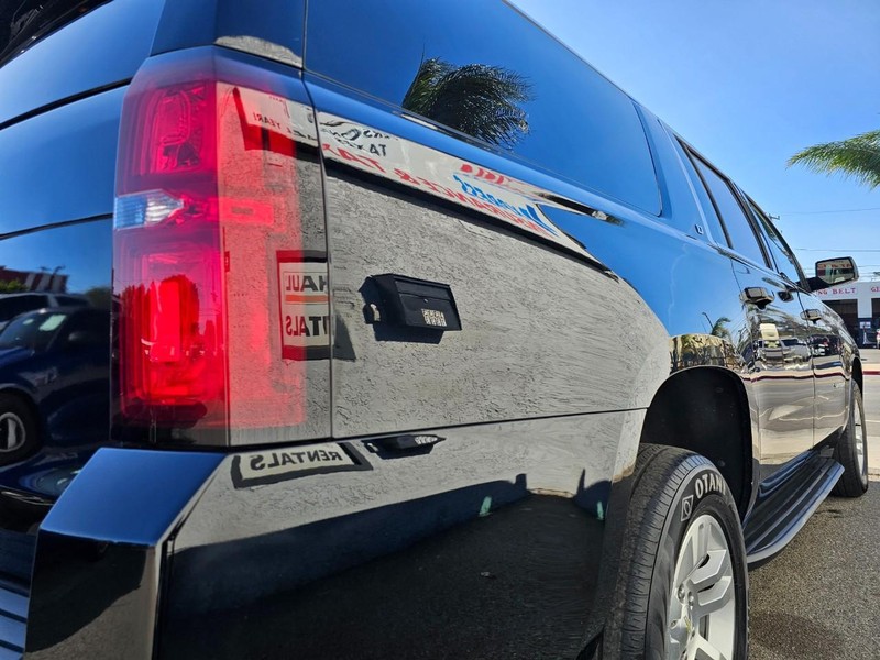 Chevrolet Suburban Vehicle Full-screen Gallery Image 11