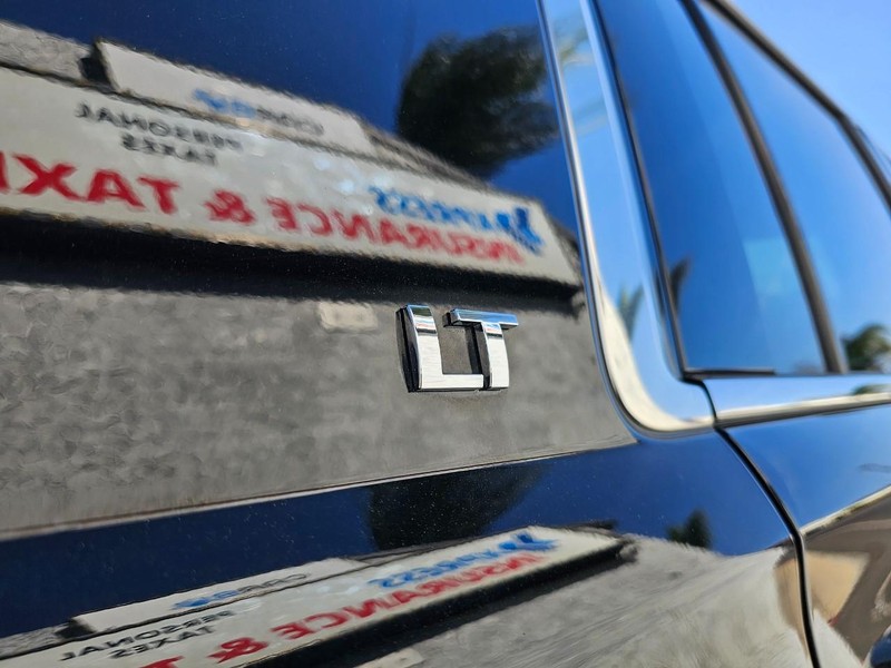 Chevrolet Suburban Vehicle Full-screen Gallery Image 12