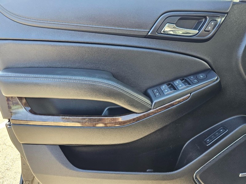 Chevrolet Suburban Vehicle Full-screen Gallery Image 15