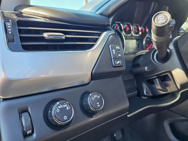 Chevrolet Suburban Vehicle Full-screen Gallery Image 16