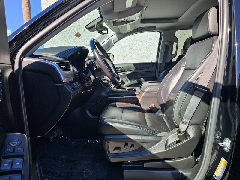 Chevrolet Suburban Vehicle Full-screen Gallery Image 17